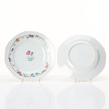 A set of 15 famille rose dinner plates, Qing dynasty, Qianlong (1736-95).