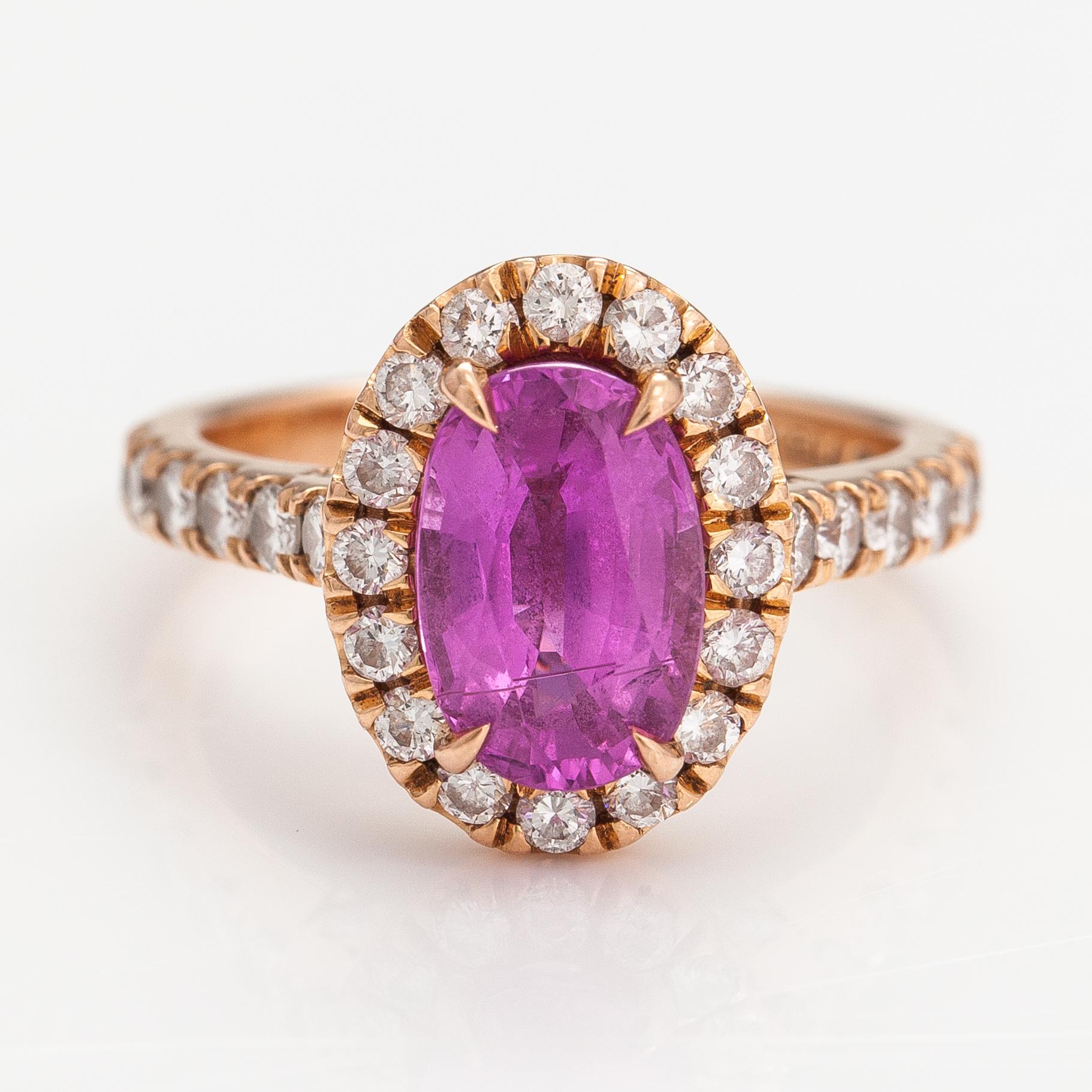 Sormus, 18K rosékultaa, pinkki safiiri n. 2.49 ct ja timantteja n. 0.82 ct yht. Korkelia, Helsinki.