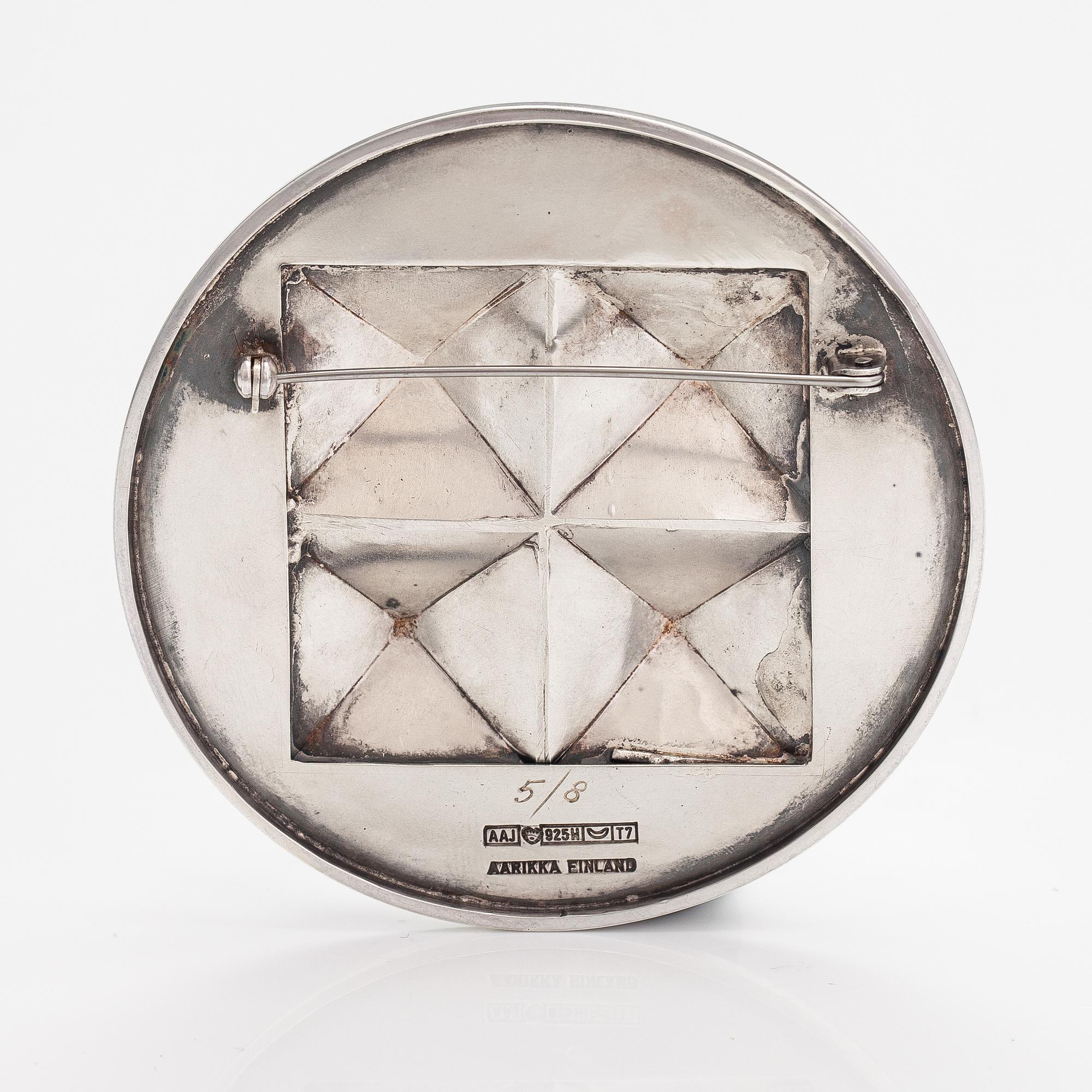 Kaija Aarikka, Brosch, sterlingsilver, numrerad 5/8. Alpo Jääskeläinen, Helsingfors 1972.
