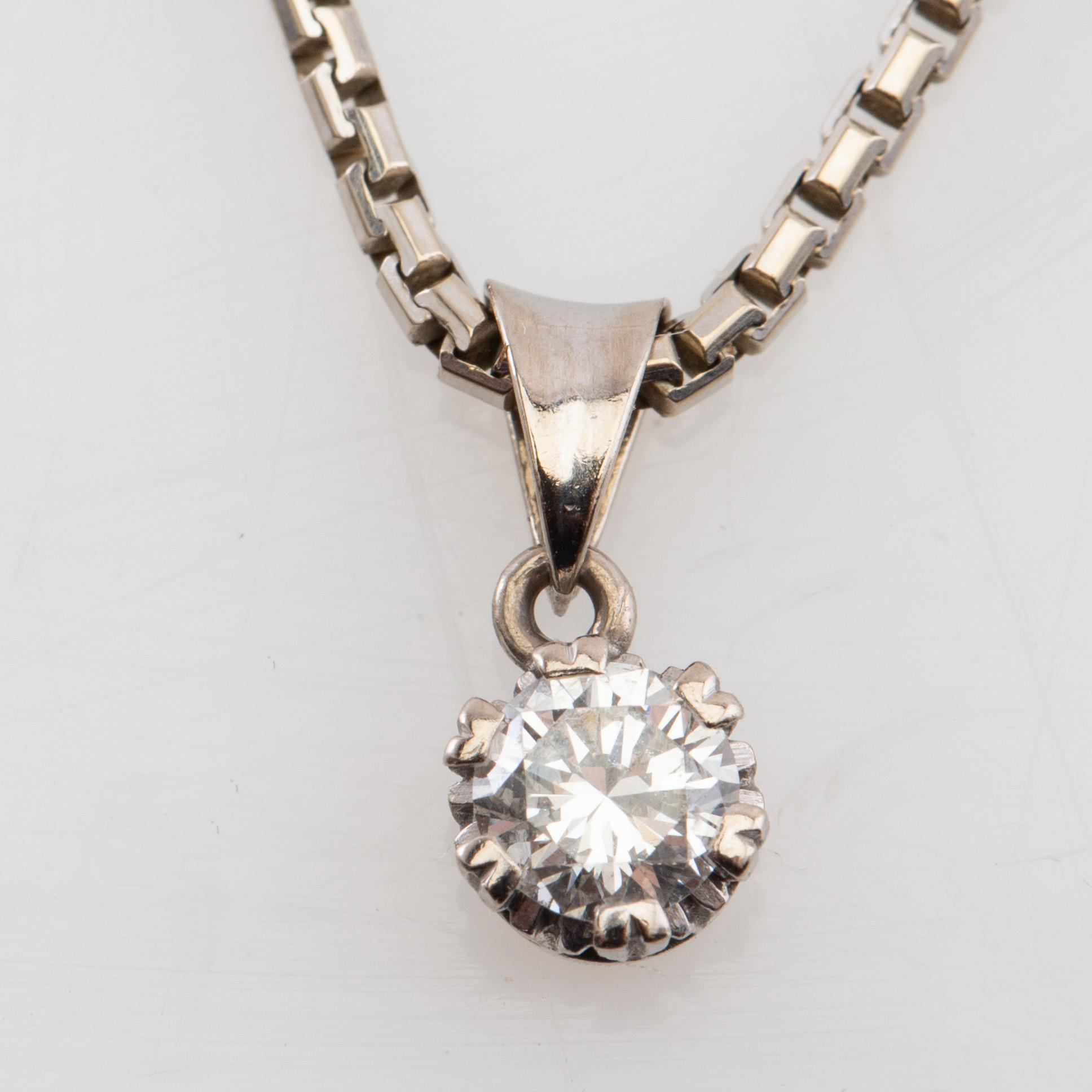 Halsband 18K vitguld med en rund briljantslipad diamant.