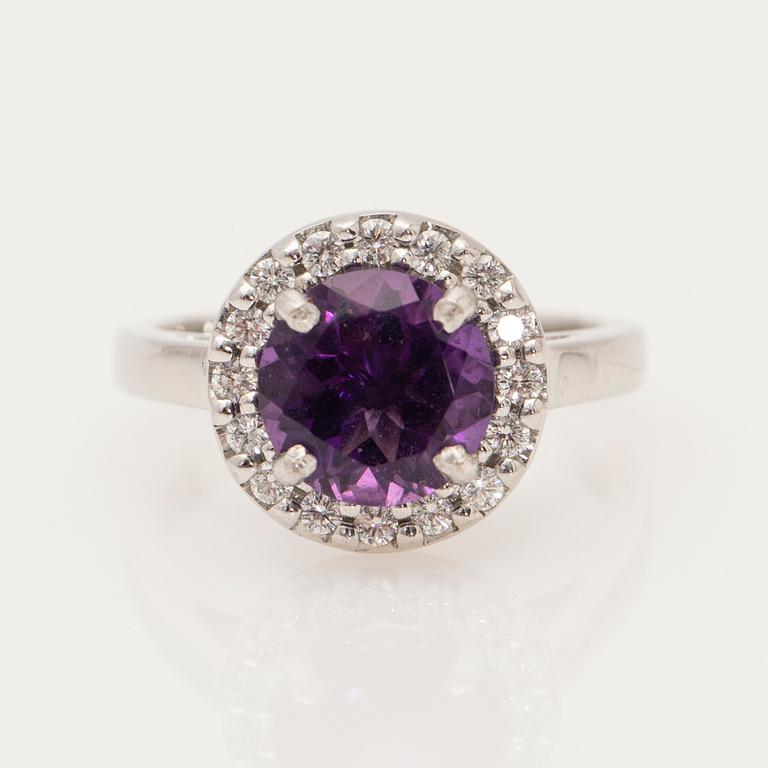 Ring, 18K white gold with amethyst and diamonds.