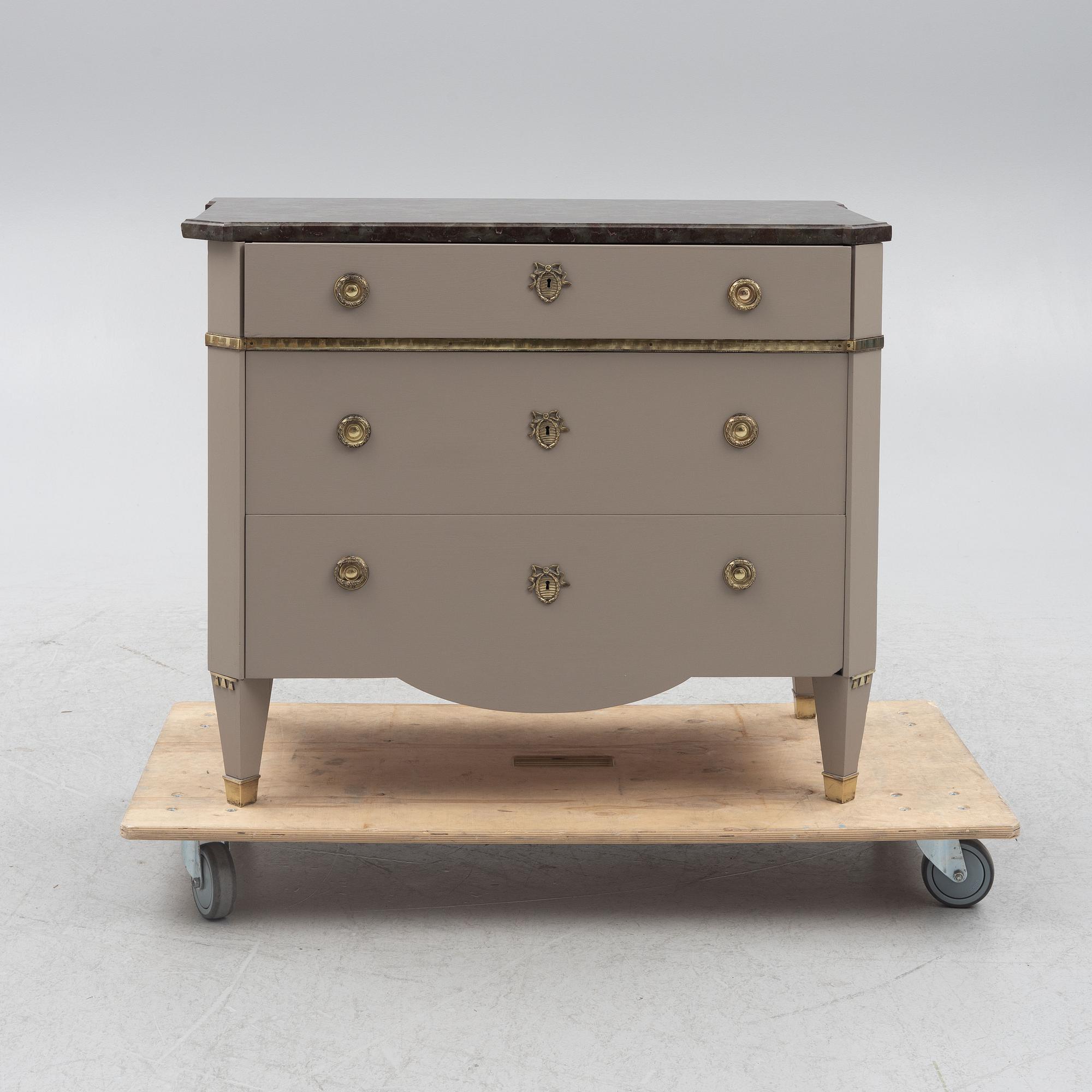 Chest of drawers, Gustavian style, 20th century.