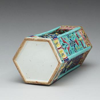 VAS, porslin. Qing dynastin, 1800-tal.