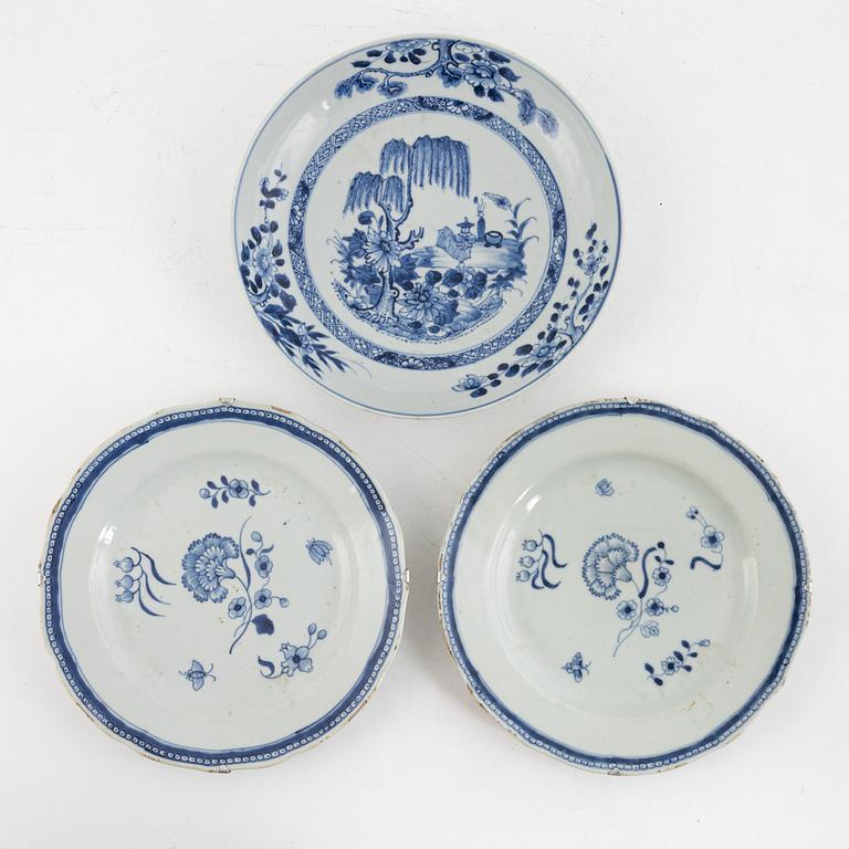 A pair of Chinese blue and white porcelain plates and a serving dish, Qing dynasty, Qianlong (1736-95).