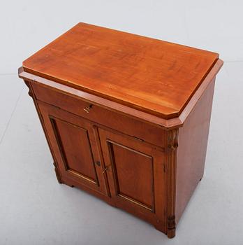 KOMMOD, omkring år 1900.