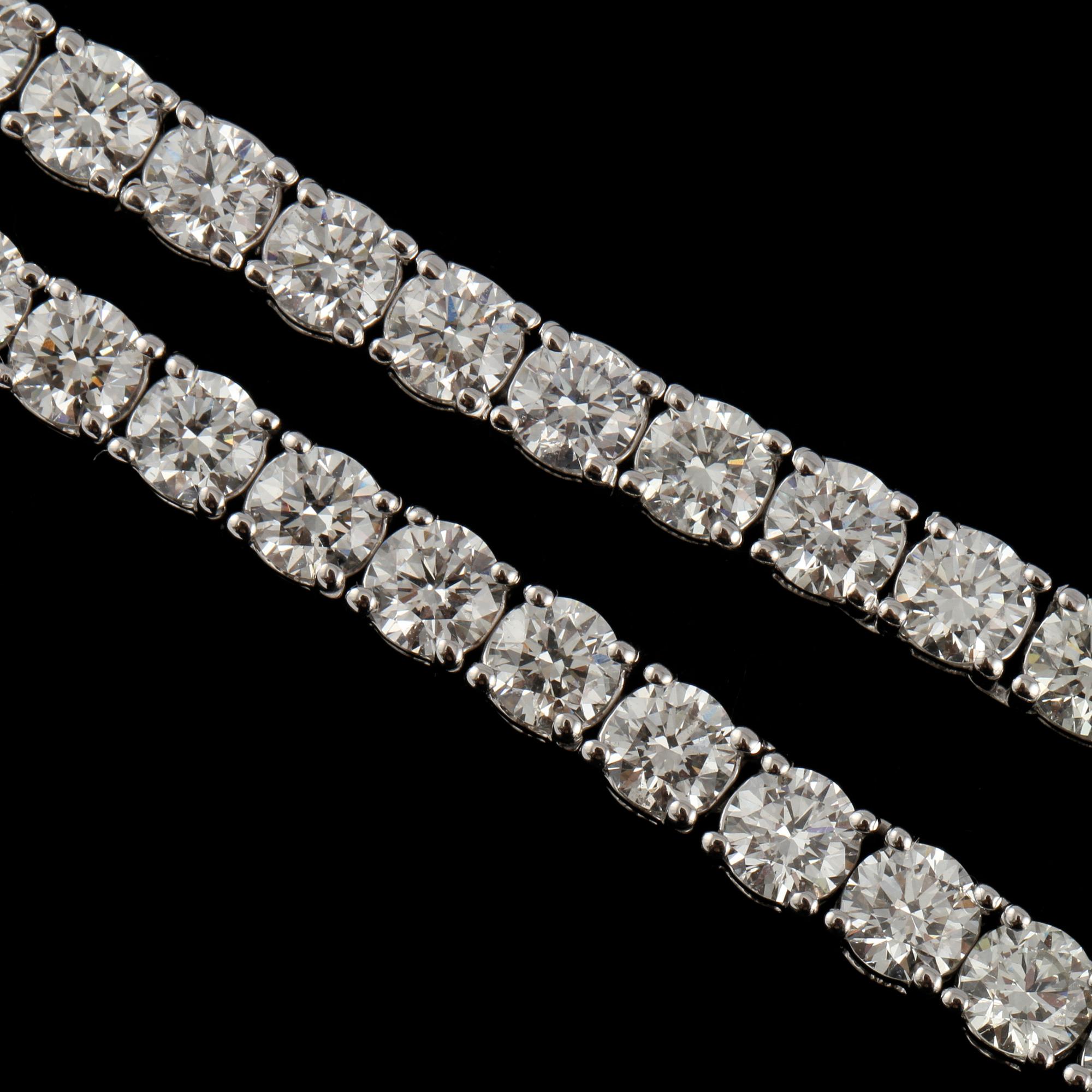 COLLIER, 18k vitguld med briljantslipade diamanter, totalt 21.31 ct. Vikt 26 g.