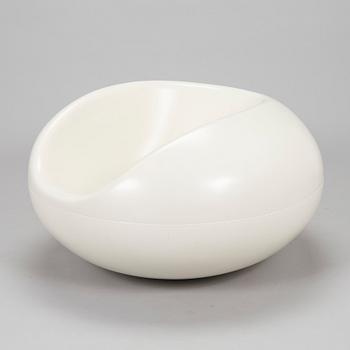 Eero Aarnio, nojatuoli, "Pastilli". Valmistanut Asko tai Adelta, muotoiltu vuonna 1967.