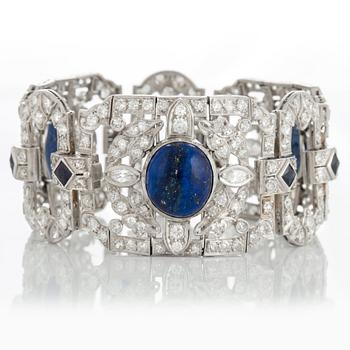 Armband med lapis lazuli, gammalslipade diamanter totalvikt ca 10 ct samt fasettslipade syntetiska safirer.