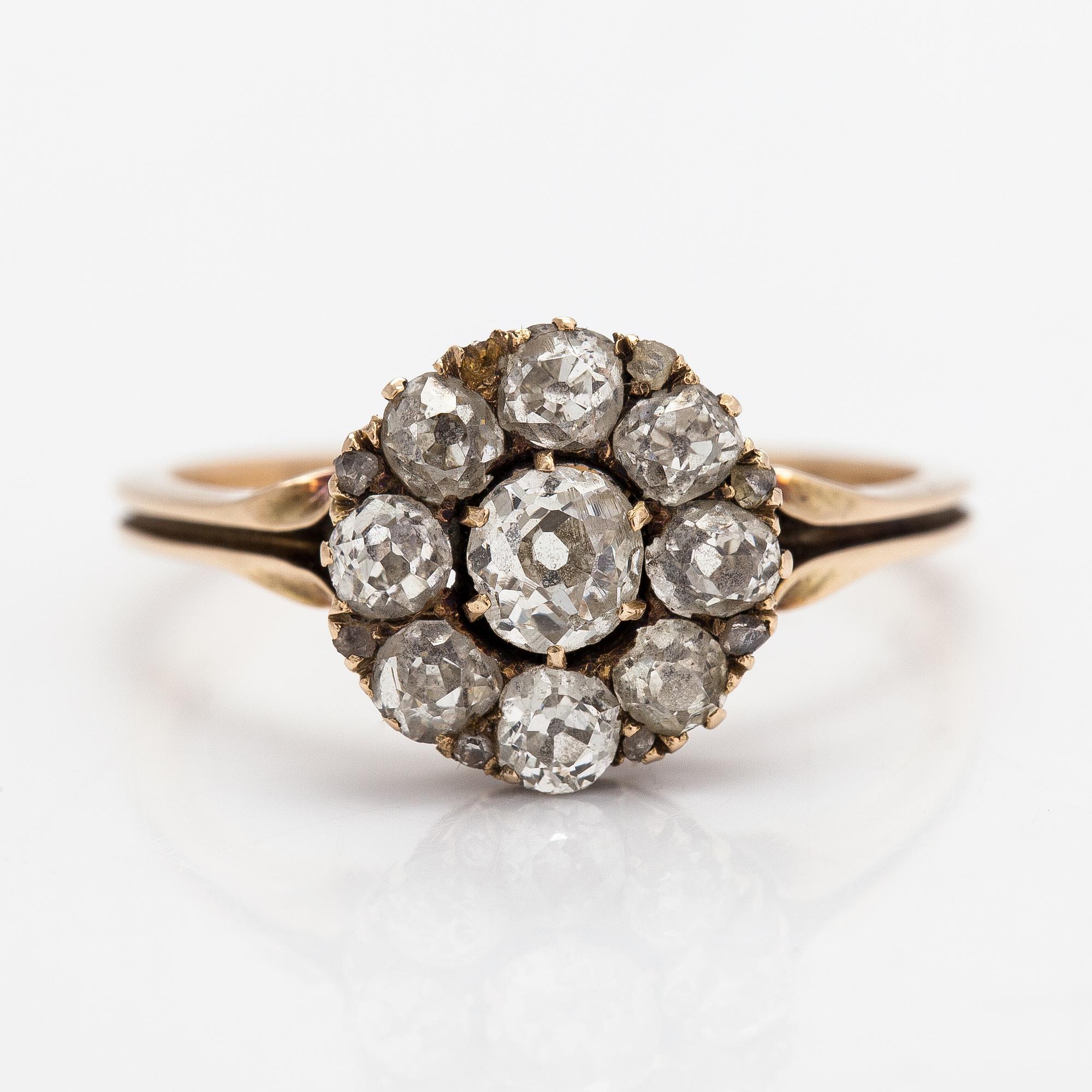 Ring, 14K guld och gammal- och risenslipade diamanter ca. 0.90 ct totalt. Ryssland.