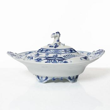 A 54-piece porcelain dinner service, 'Onion pattern/Zwiebelmuster', predominantly Meissenstadt, Tyskland.