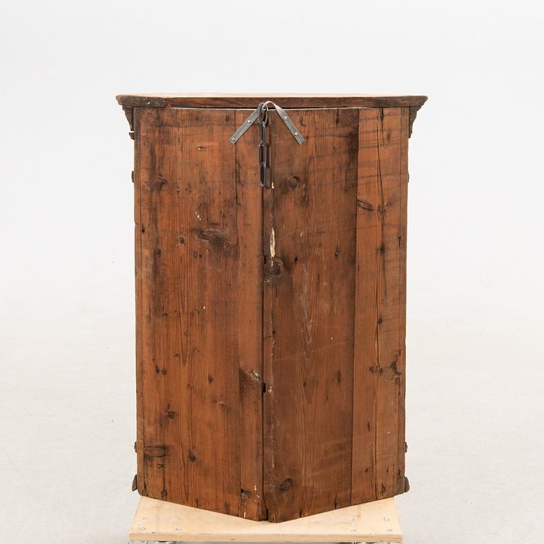 Hörnhängskåp, daterad 1782.