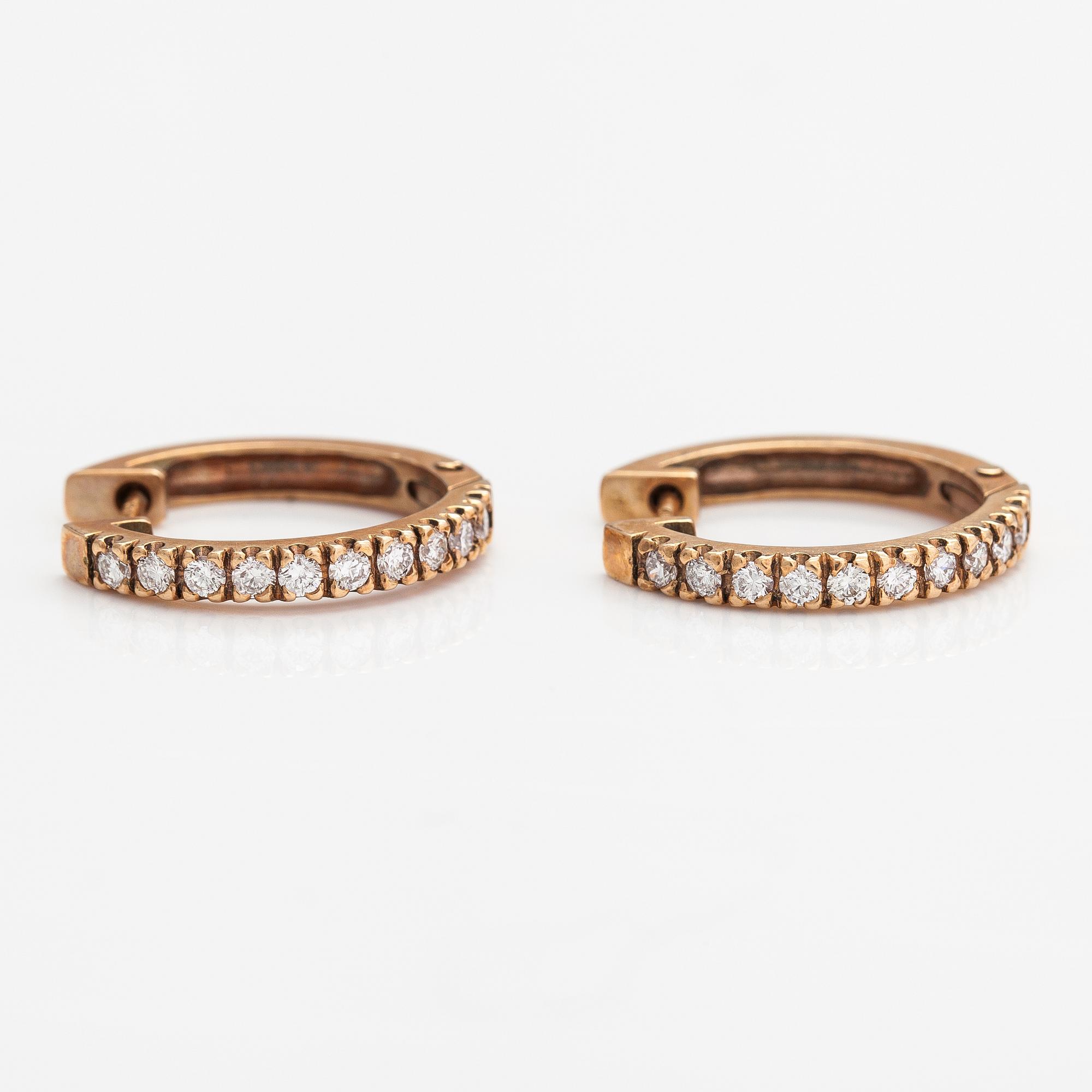 A pair of 14K gold earrings with diamonds ca. 0.60 ct in total.