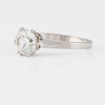 RING, 18K vitguld med fasettslipad vit sten, Trege, Göteborg, 1955. Vikt 2,4 gram.