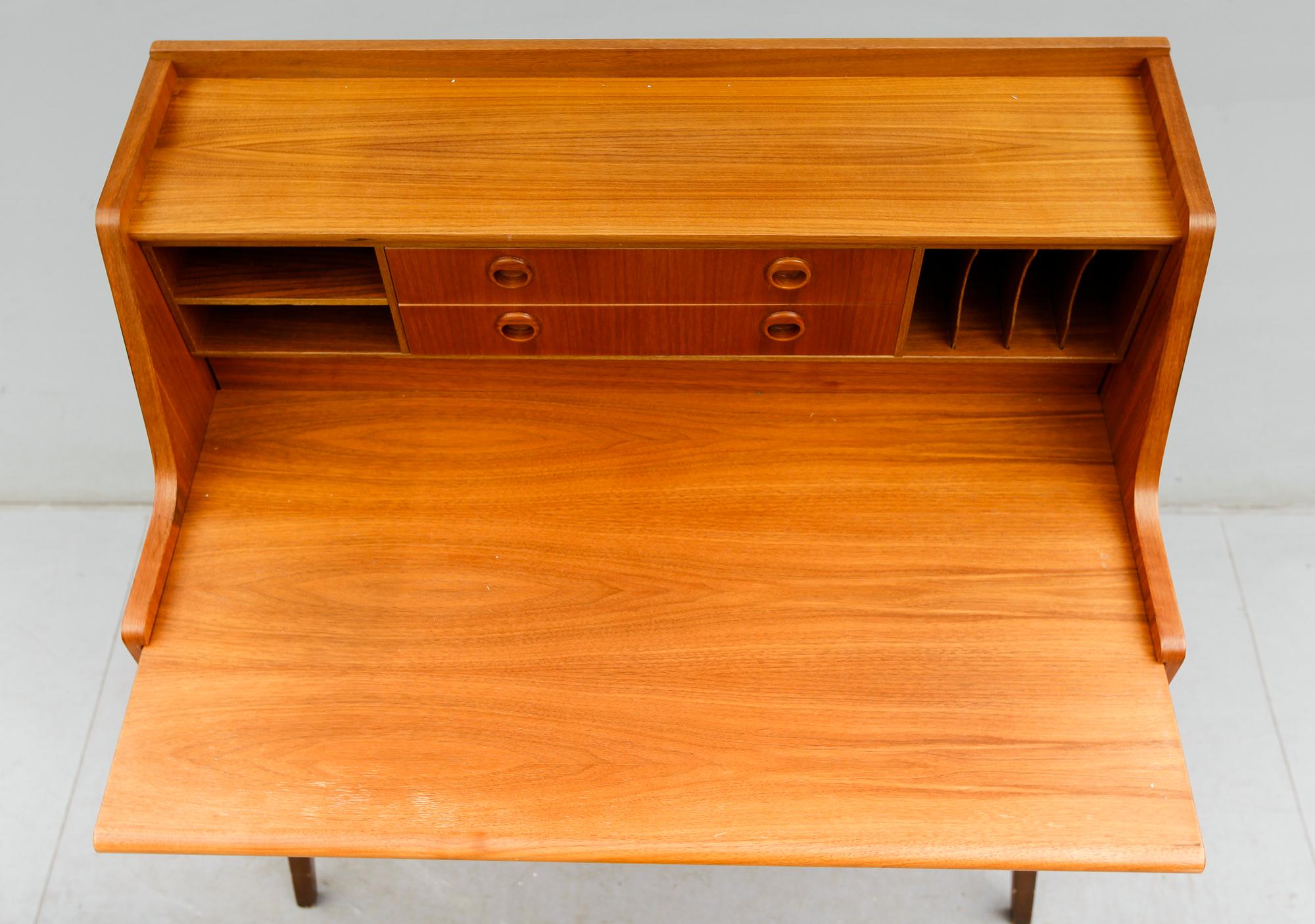SEKRETÄR, teak, 1900-talets andra hälft.