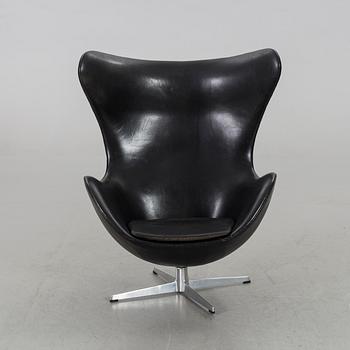 ARNE JACOBSEN, fåtölj, "Ägget/ The Egg Chair" för Fritz Hansen, Danmark 1960-tal.