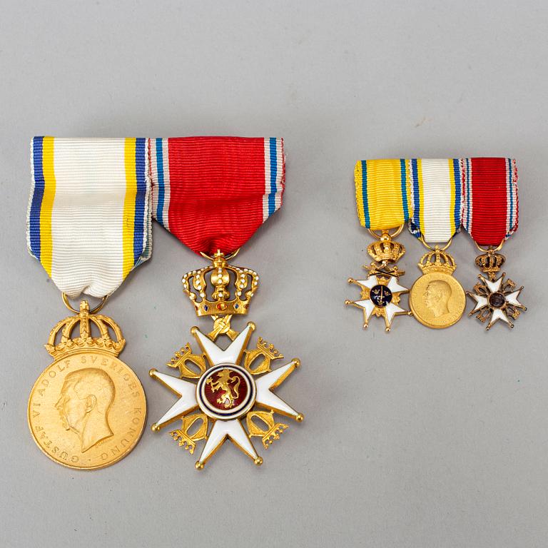 Order of S.t Olav, Norway, Knights Cross, gilt and enamel, together with av Swedish silver medal.