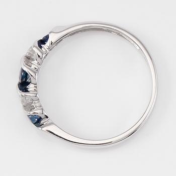 RING, 10K vitguld safirer och mindre diamanter.