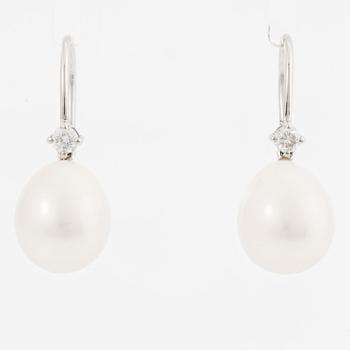 Earrings 18K white gold with oval pearls and brilliant-cut diamonds.