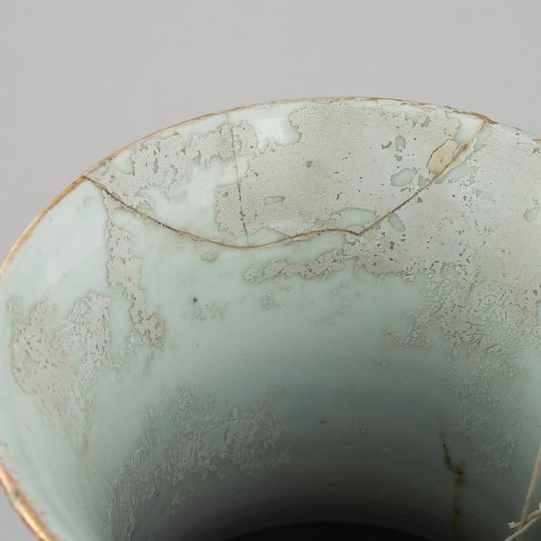 A porcelain vase, Canton, China, 19th century.