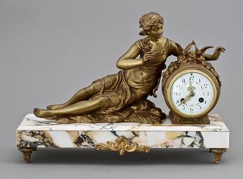 BORDSPENDYL, Louis XVI-stil. Frankrike, sekelskiftet 1800/1900.