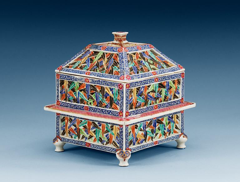 RÖKELSEKAR, porslin. Qing dynastin, ca 1800.