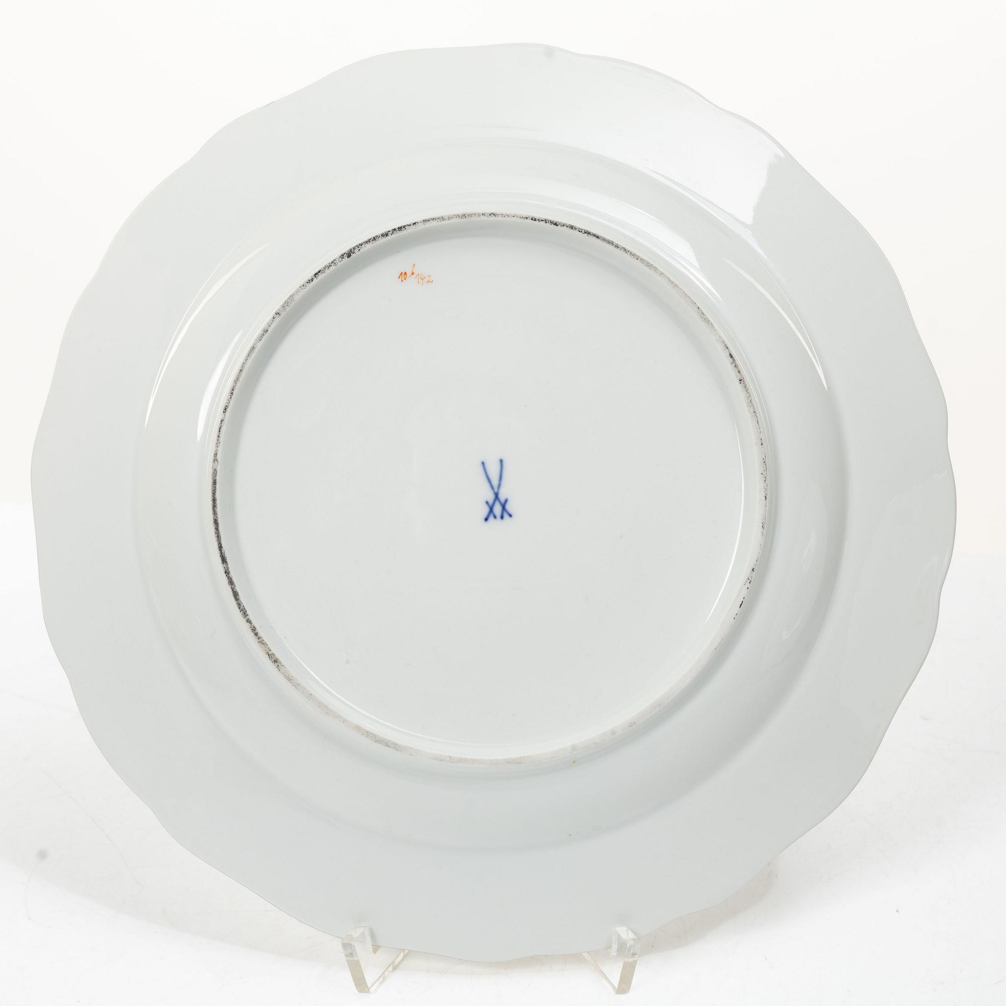 Meissen, A 55 piece "Meissen Rose" (Rote rose/Meissener rose) porcelain dinner service, 20th century.