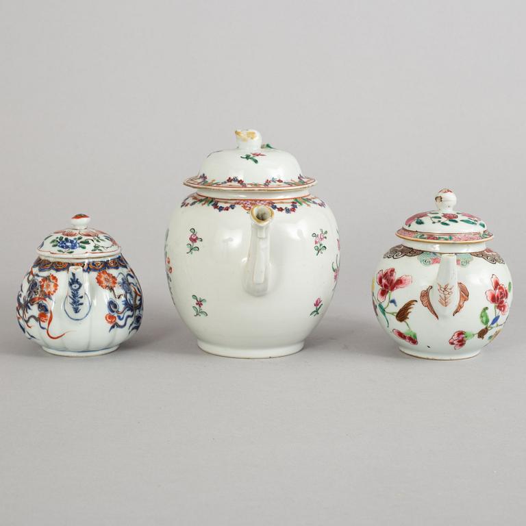 A set of three Chinese Export tea pots with covers, Qing dynasty, Qianlong (1736-95).