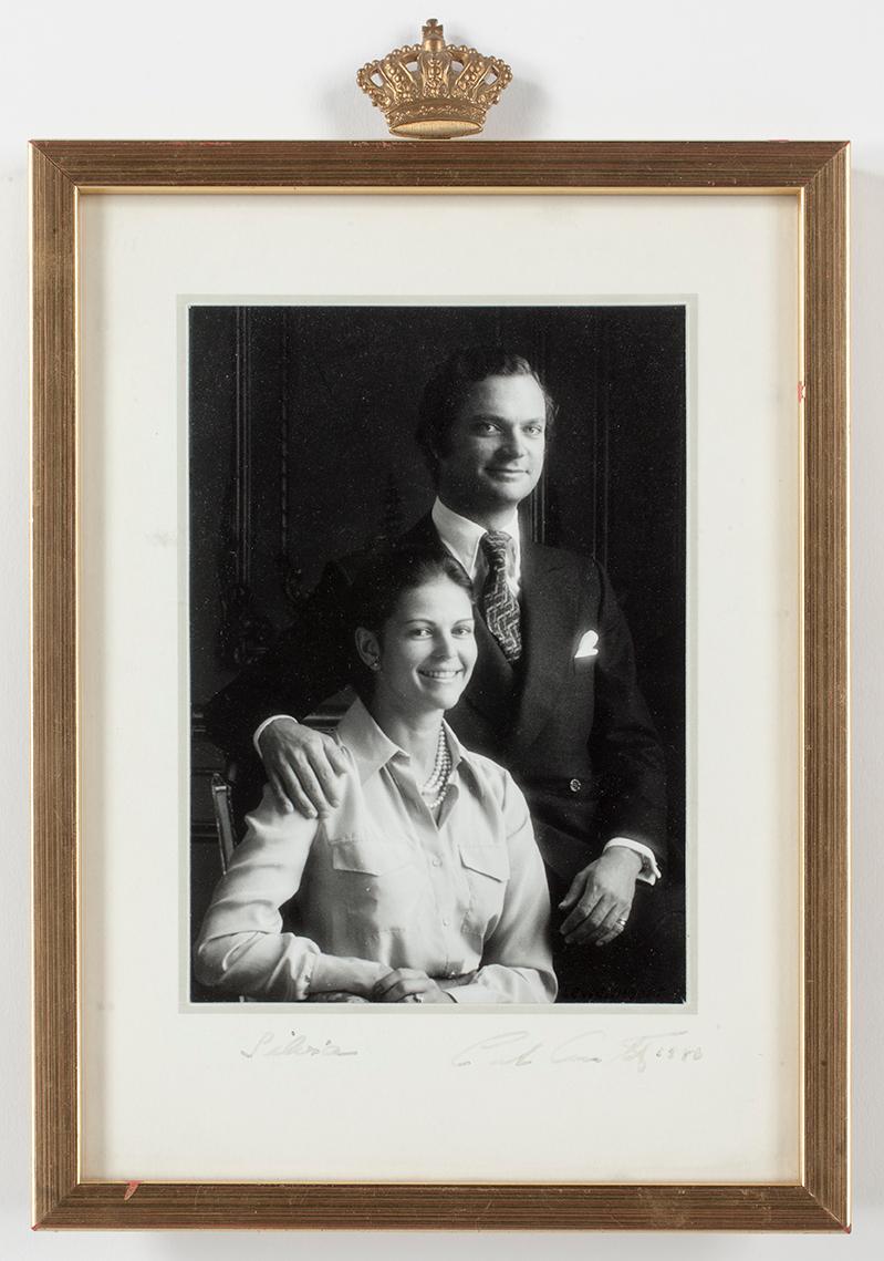 ROYAL PHOTOGRAPH, King Carl XVI Gustaf och drottning Silvia, signed and dated 1980. Photo signed Claës Lewenhaupt.
