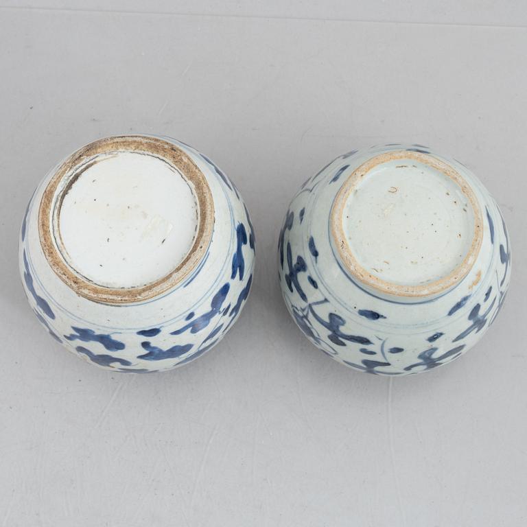 A blue and white Swatow dish  and two blue and white urna, China, Ming dynasty (1368-1644).