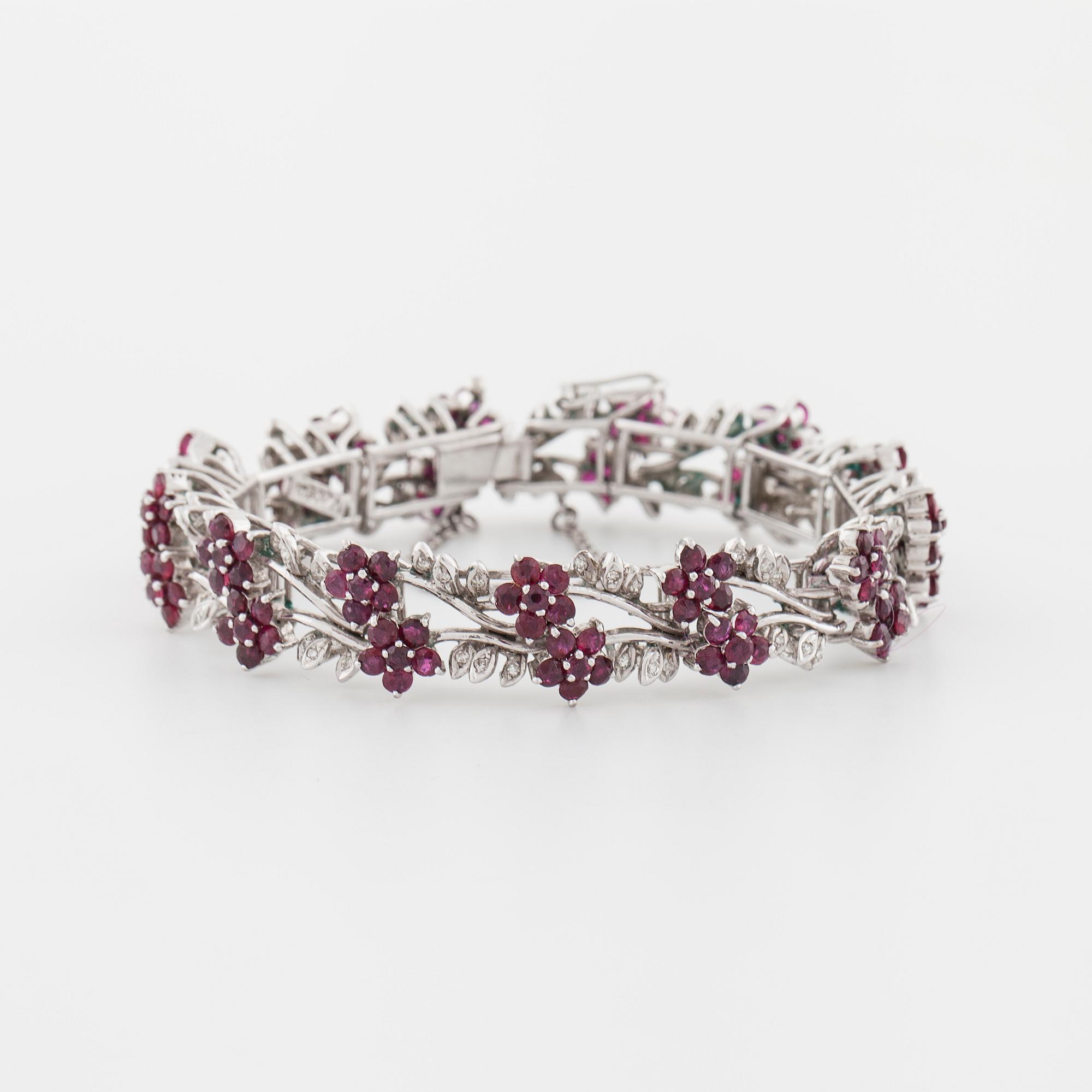 ARMBAND, med fasettslipade rubiner och åttkantslipade diamanter.
