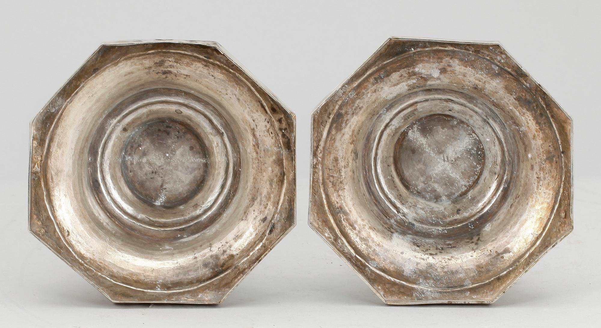 LJUSSTAKAR, ett par, silver, empire, troligen Tyskland, 1800-talets första hälft. Tot ca 737 gram.