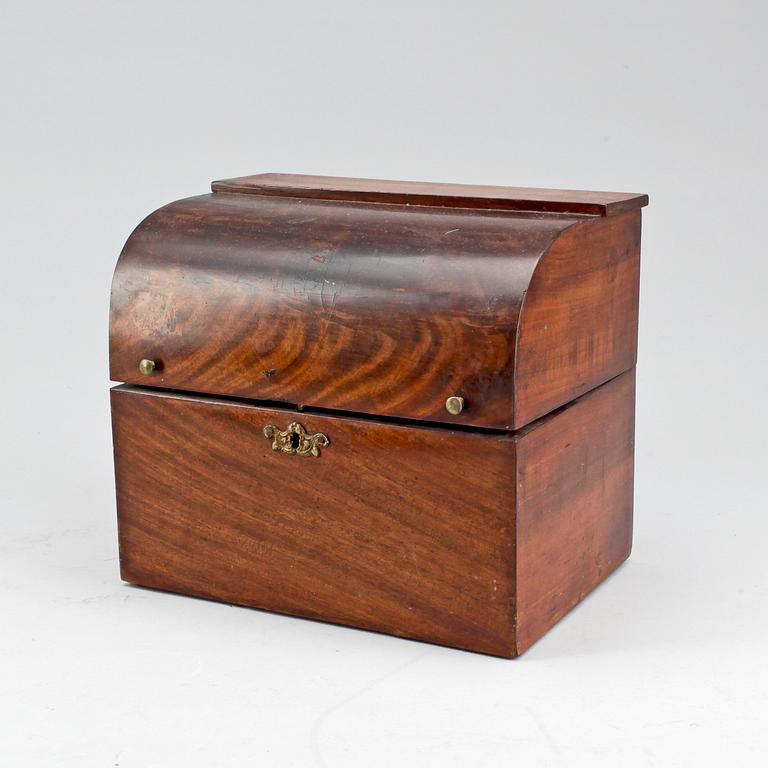 SCHATULL MED FLASKOR. 1800-tal.