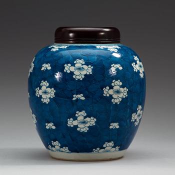 A blue and white jar, Qing dynasty, Kangxi (1662-1722),