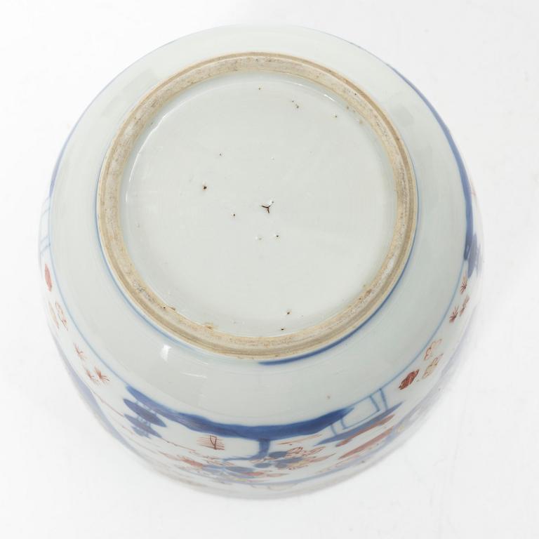 An Imari porcelain bowl with cover, China, 18th/19th century.