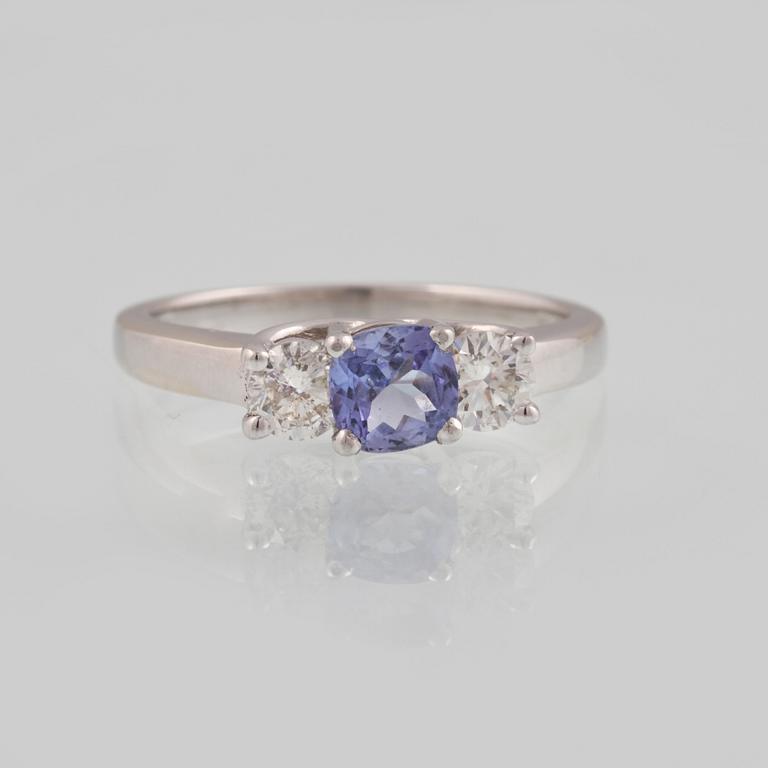 RING, 14K vitguld och platina med fasettslipad tanzanit samt 2 briljantslipade diamanter ca 0.50 ct. Vikt 4,1 gram.