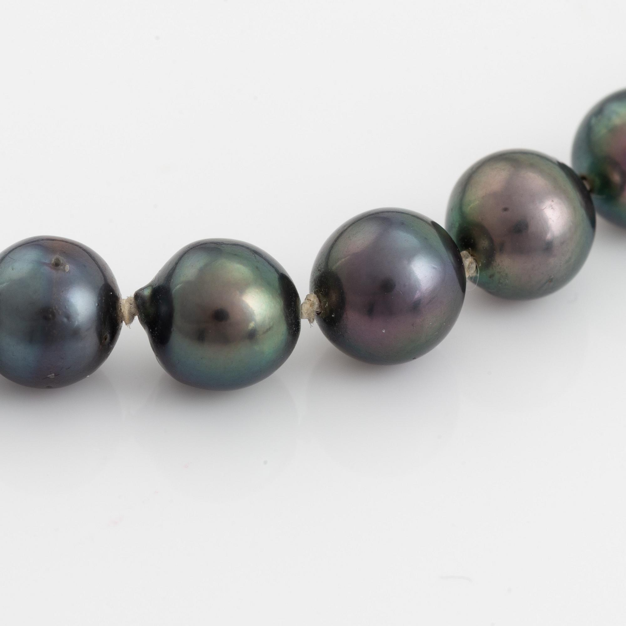 Pearl necklace, clasp 18K white gold with pearl and brilliant cut diamonds.