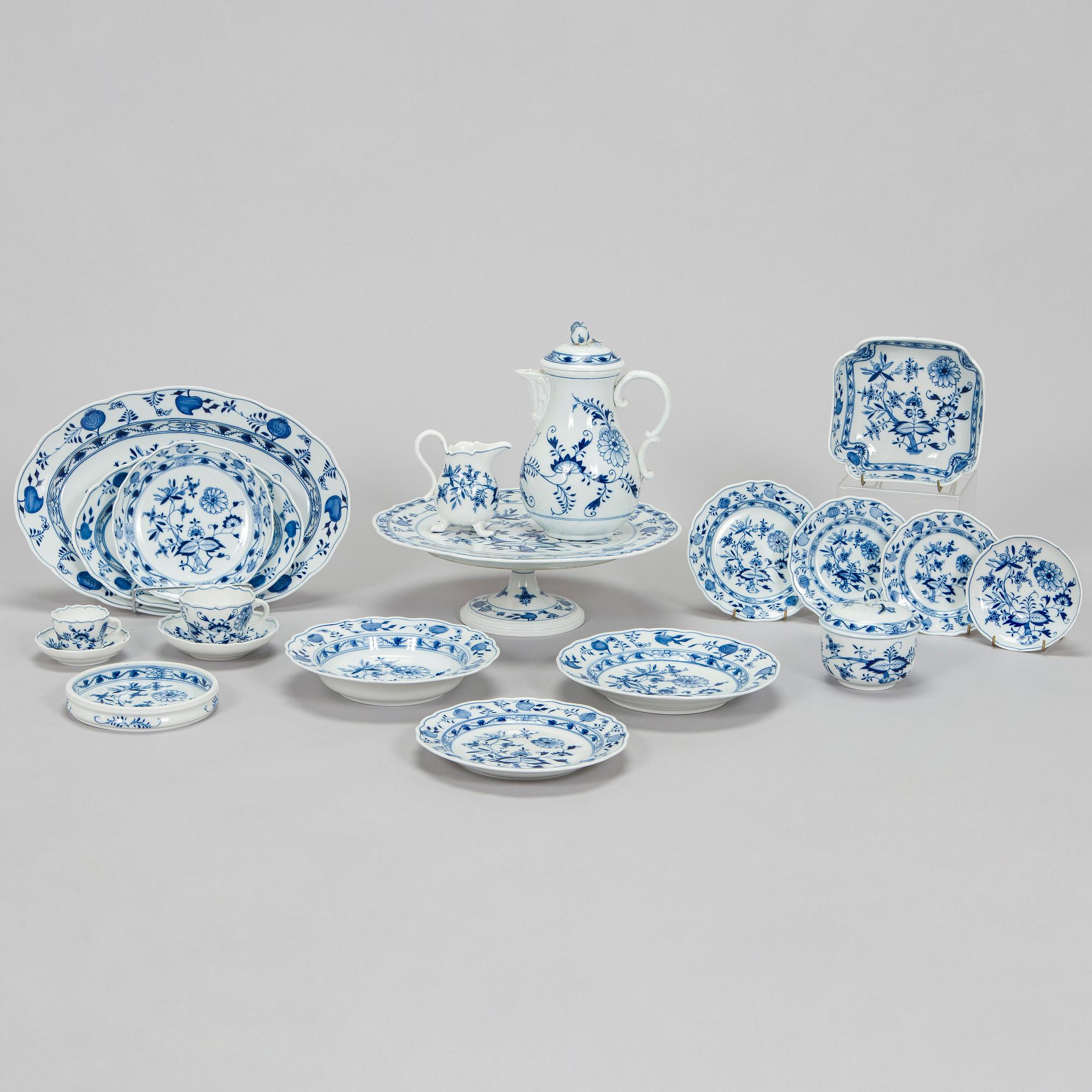 Meissen, ruoka- kahvi ja teeastiasto, n. 115 osaa, "Zwiebelmuster/Sipulikuvio", posliinia, 1900-luku.