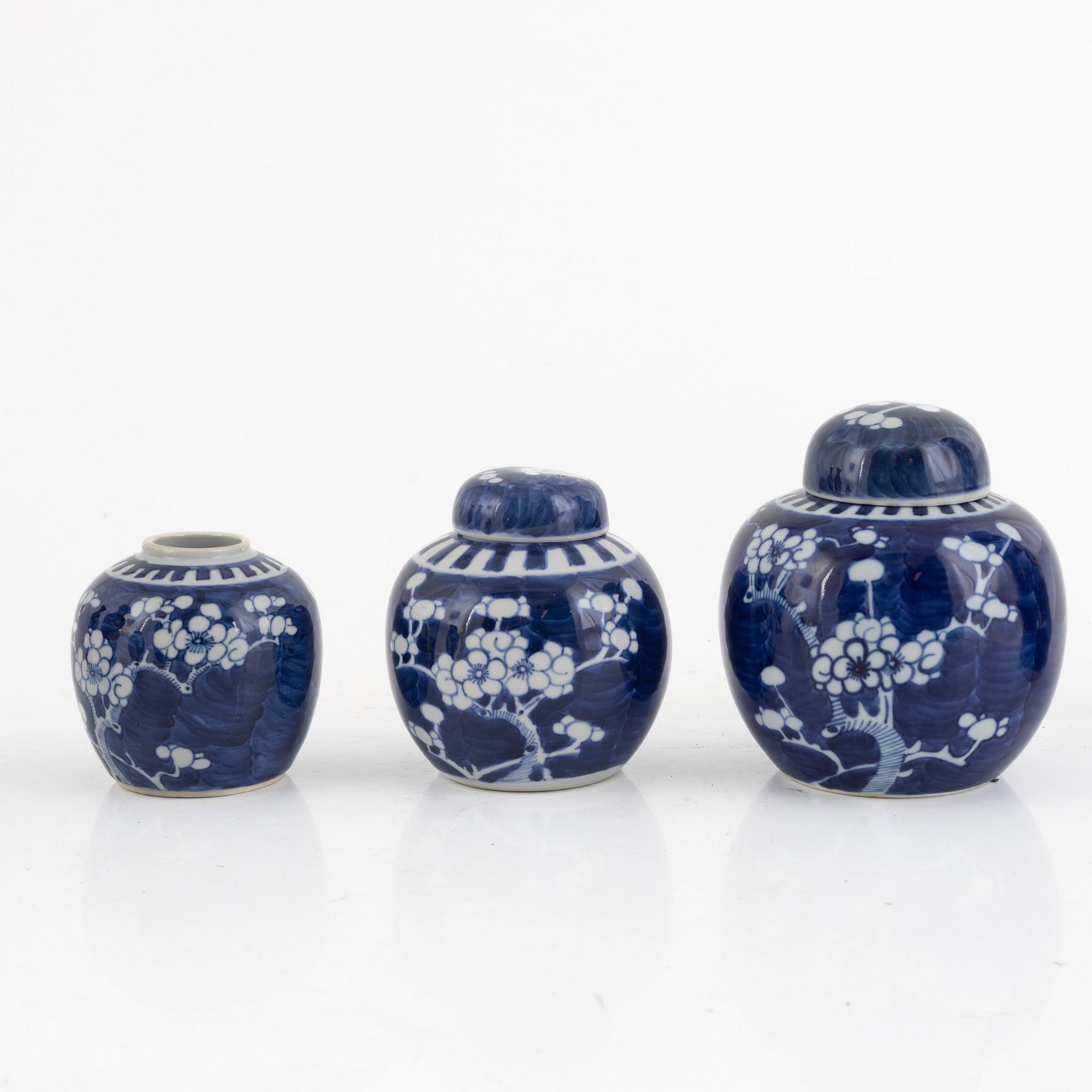 Parti vaser och bojaner, 11 delar, porslin, Kina, sen Qingdynasti.