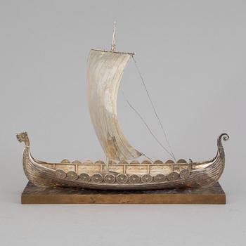 a silver viking longship with swedish import stamps from around the middle of the 20th century. weigth 290 g.