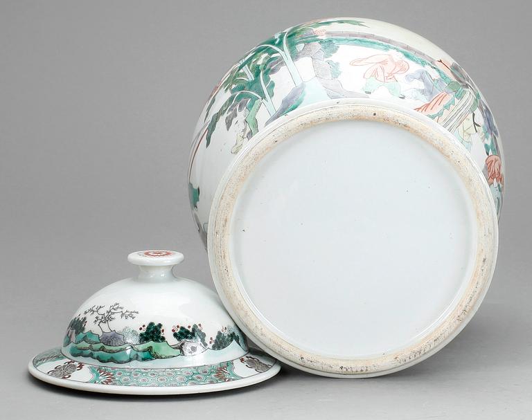 URNA MED LOCK, porslin, Kina, 1900-talet första del.