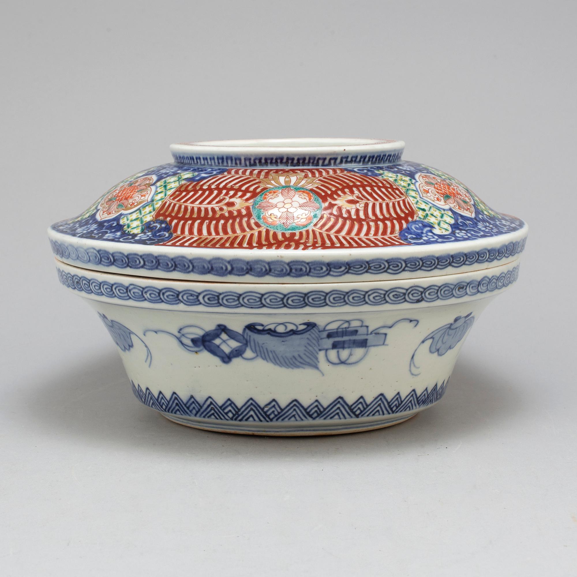 TERRIN med LOCK, porslin. Japan, Meiji (1868-1912).