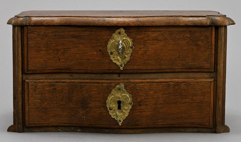 MINIATYRBYRÅ, senbarockstil, 1800-tal.