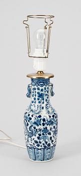 BORDSLAMPA, porslin, Kina, 1900-tal.