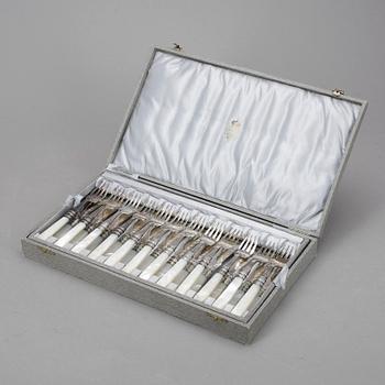 FISKBESTICK, 24 delar nysilver och pärlemor, i schatull, 1900-talets början.