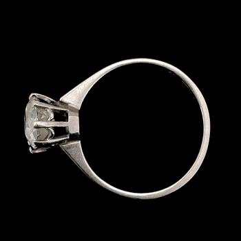 RING. Enstensring, 18k vitguld med antikslipad oval diamant ca 1,20 ct.