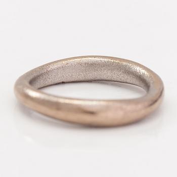 Ole Lynggaard, An 18K white gold "Love 3" ring. Denmark.