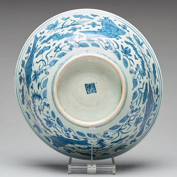 A large blue and white bowl, Ming dynasty (1368-1644).