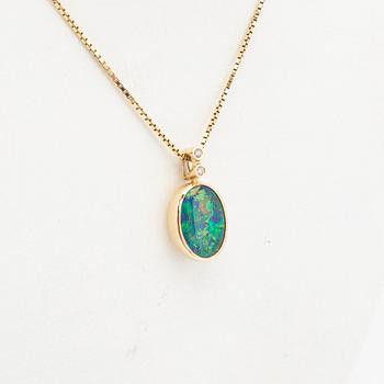 Ole Lynggaard, hängsmycke och kedja, 18k guld med opal och diamanter.
