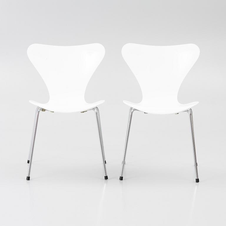 Arne Jacobsen, stolar, 2 st, "Sjuan", 1900-talets slut.