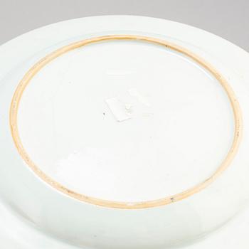 TALLRIKAR, fyra (2+1+1) stycken samt FAT, kompaniporslin. Qingdynastin, Qianlong (1736-95).